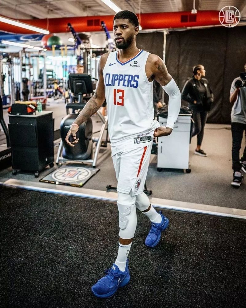 英超联赛：狼队七连败接受现实，曼彻斯特联继续沉沦（英超：狼队吞下七连败的苦果，曼联颓势不止）