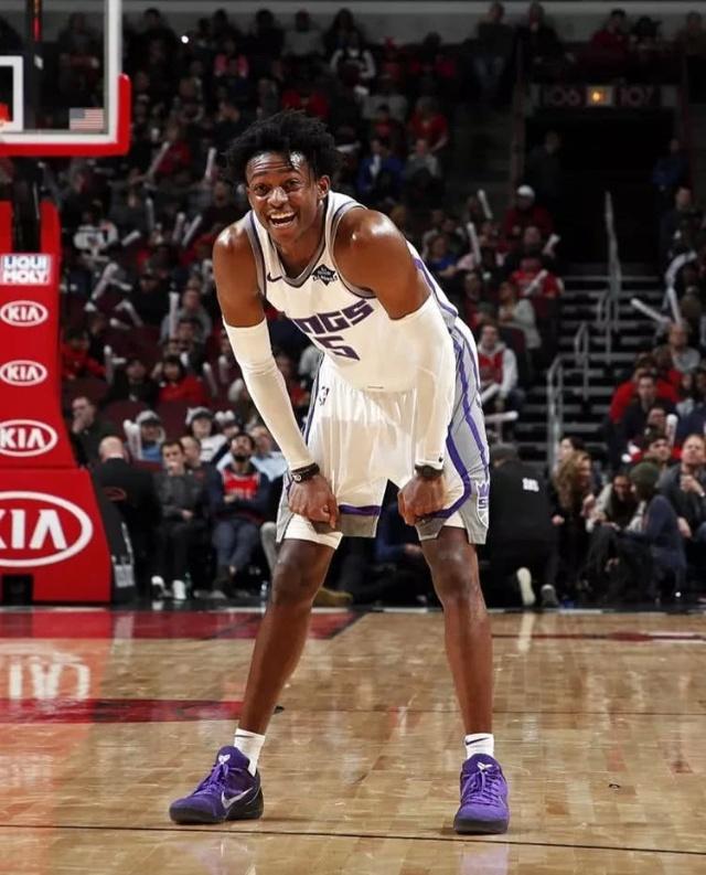 活塞逆转击败开拓者，坎宁安和邓罗关键表现助力取胜，展现强大韧性。（活塞逆袭擒下开拓者，坎宁安与邓罗关键时刻发力，韧性尽显）