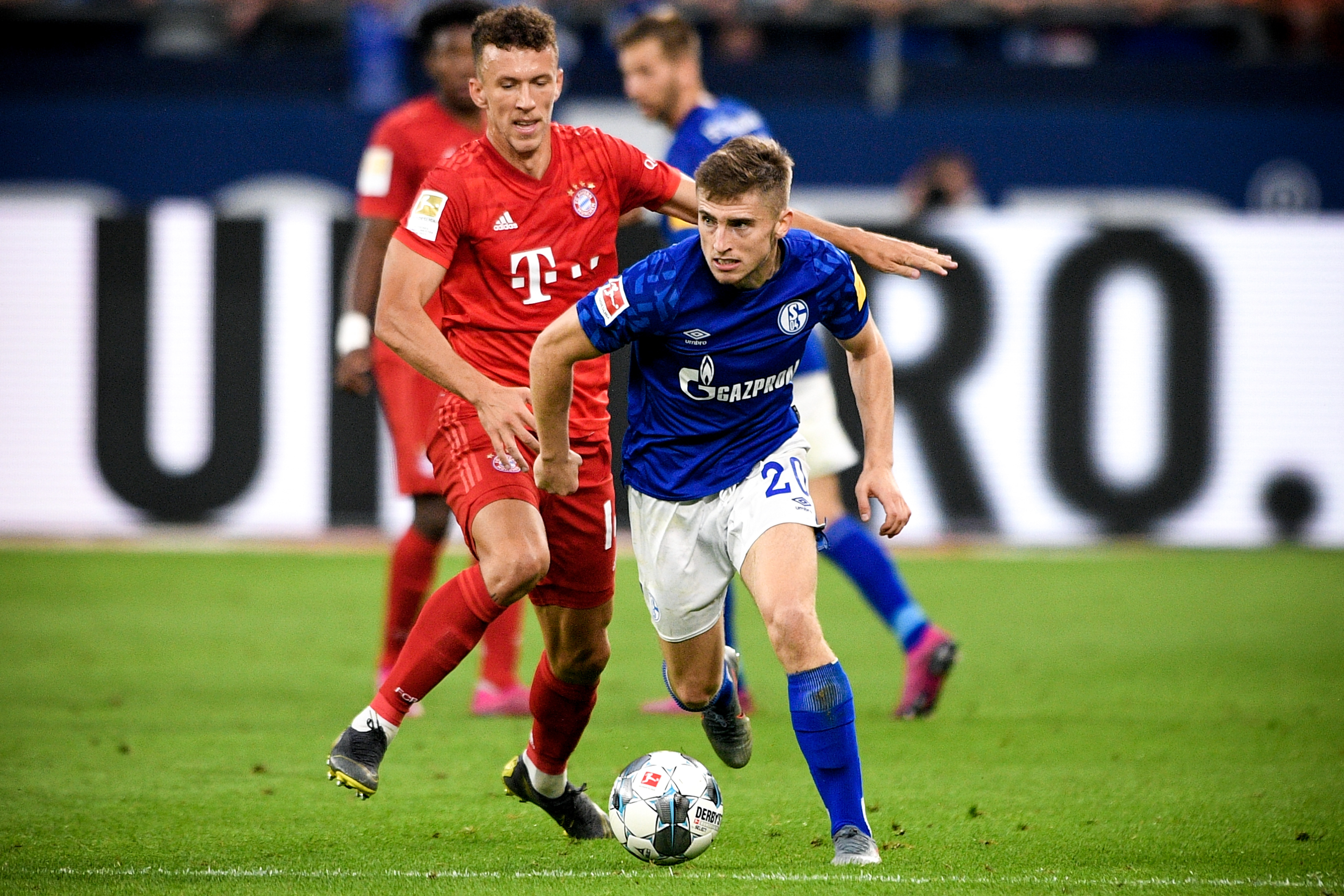 赫内斯：巴萨的债务超过13亿欧元，但在西甲却相安无事（赫内斯称巴萨负债逾13亿欧元，仍在西甲安然无恙）