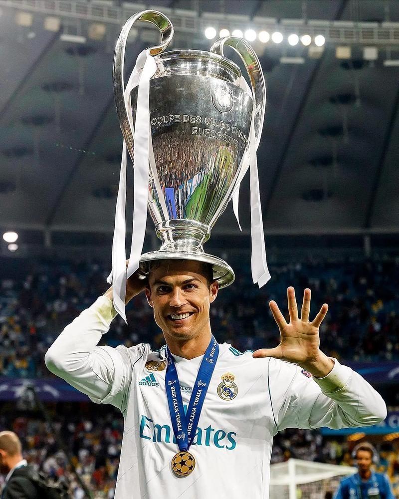 因伤无缘本场比赛，穆西亚拉在家用电视观看拜仁vs巴黎（因伤缺席本场，穆西亚拉居家电视观战拜仁对巴黎）